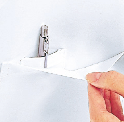 ペンを差せるポケット付
胸ポケット内に、ペン類を収納するためのポケット付き