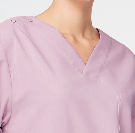 開きが浅いV衿
下を向いても中が見えにくい、開きの浅いV衿。 開きが浅いV衿
下を向いても中が見えにくい、開きの浅いV衿。