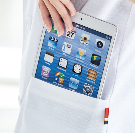 タブレットが入るポケット
タブレットサイズのポケット持ち運びに便利なタブレットが入るサイズの左右ポケット付き。 両腰ポケット付き。
右ポケットには内ポケットが、左ポケットにはディッキーズカラーのピスネームがアクセントで付いています。