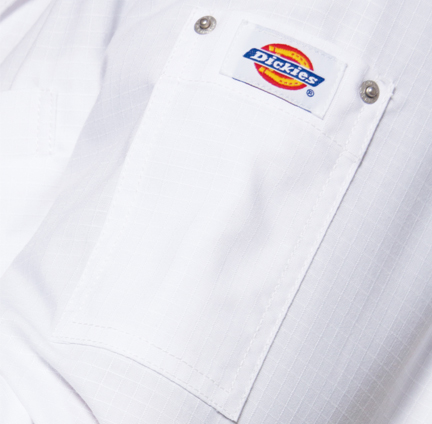 リベットポケット付
左袖にディッキーズロゴ入りリベットポケット付き。