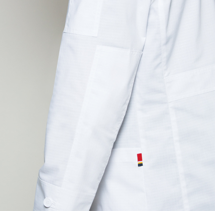 ハードな使用に耐える
エルボパッチ付き
擦り切れやすい肘にはエルボパッチを付けて補強しています。