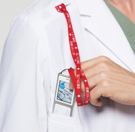 携帯電話収納ポケット付
携帯電話ポケットと肩ループ 重みを分散する独自の設計の携帯電話収納ポケット。右肩に携帯電話のストラップを結びつけられるループ付きなので、首にストラップをかけずに携帯電話を持ち運びできます。