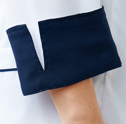 DesignPoint!
折り返して着られるデザイン。
折り返す側はネイビーカラー。
袖口スリットが入っているので、折り返しに便利です。 DesignPoint!
折り返して着られるデザイン。
折り返す側はネイビーカラー。
袖口スリットが入っているので、折り返しに便利です。