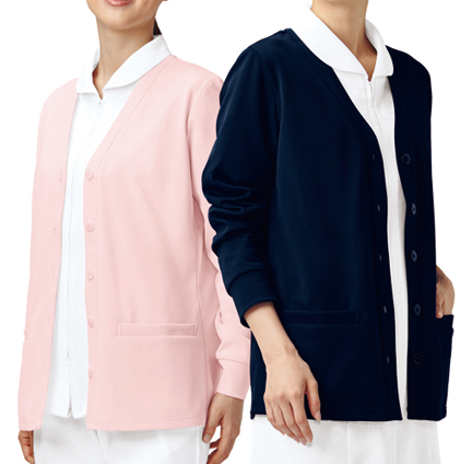 ヨレない、型崩れしない
&ldquo;洗えるカーディガン&rdquo;  工業洗濯対応だから、いつでも清潔。 
もちろんご家庭の洗濯機でもそのまま丸洗いできて、お手入れがラク。 
シンプルなデザインと、ちょうどいい丈のシルエットでどんな看護衣にも合わせやすい。 
かわいいボタンがアクセント。