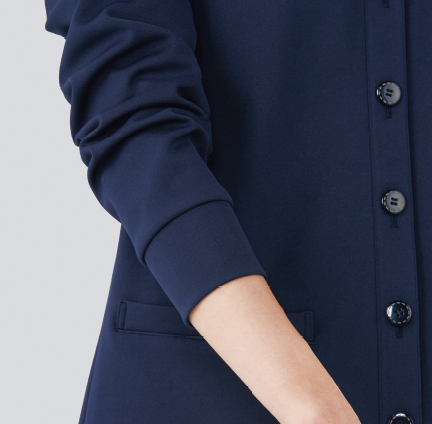 ストレッチ性とフィット感
ほどよいストレッチ性とフィット感で、袖口をまくってもピタッととまる。