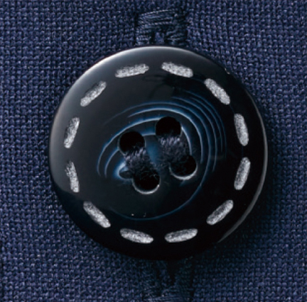 ボタンがアクセント
ステッチの入った個性的なデザインのボタンがアクセント。