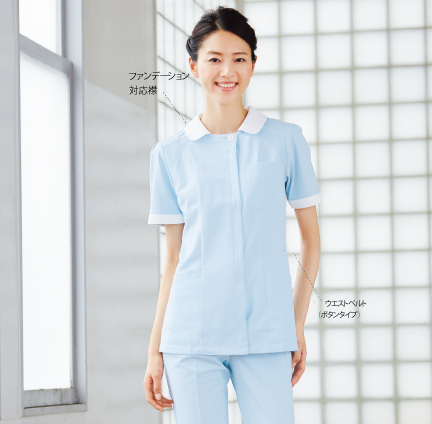 広い襟元
ファンデーションがつきにくく、首を長く小顔に見せます。