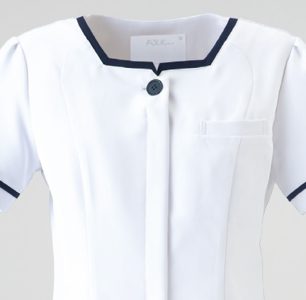 スクエアデザイン
スクエアカットのノーカラーで涼しく、ファンデーションも付きにくい。