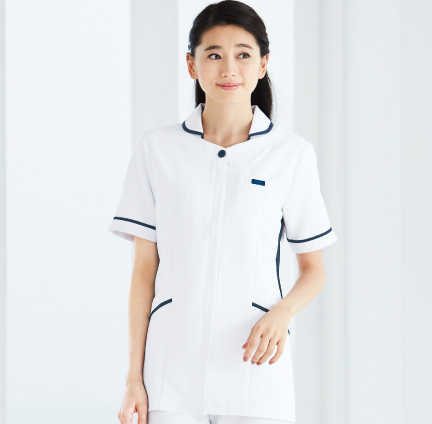 ほっそり効果
脇に入ったネイビー配色でほっそり効果。テープ使いでキリッっとした印象。