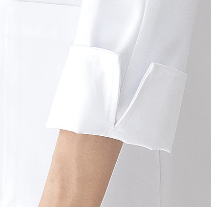 DesignPoint!
袖口スリットで折り返しに便利。 DesignPoint!
袖口スリットで折り返しに便利。