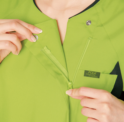 着脱しやすいジップタイプ
羽織るタイプは、かぶるタイプに比べて着脱がしやすく、メイクなどが付きにくいのも特徴です。