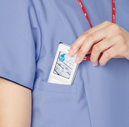 機能的な携帯電話ポケット
持ち運ぶ機会の多い携帯電話の収納ポケット付き。
重みを分散する独自の設計で肩こりを防ぎ、長時間持ち運ぶ際の悩みも解消。