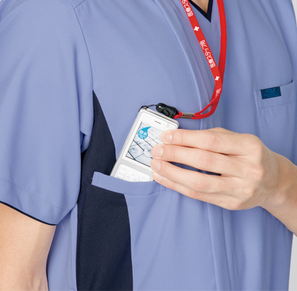 機能的な携帯電話ポケット
持ち運ぶ機会の多い携帯電話の収納ポケット付き。
重みを分散する独自の設計で肩こりを防ぎ、長時間持ち運ぶ際の悩みも解消。