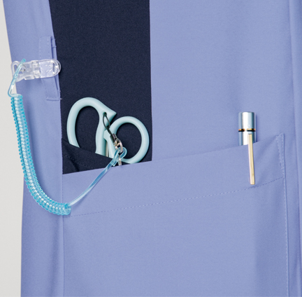 便利なループと
小分けポケット
便利なループ付きの右腰の小分けポケットは、サージカルテープやはさみなど小物類の収納に。
左腰にもポケット付き。