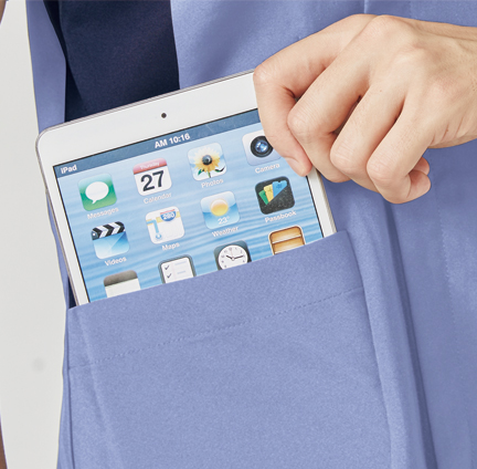 タブレットサイズのポケット
持ち運びに便利なタブレットが入るサイズの左右ポケット付き。