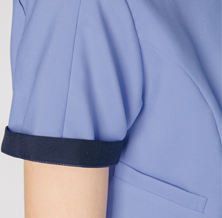 折り返して着られる
袖デザイン
袖口のインナーカラーが折り返した際のアクセントに。
※7022SCと同じ仕様です