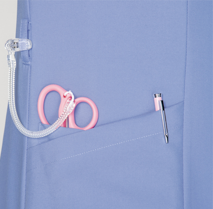 便利なループと
小分けポケット
便利なループ付きの右腰の小分けポケットは、サージカルテープやはさみなど小物類の収納に。
左腰にもポケット付き。
※7022SCと同じ仕様です