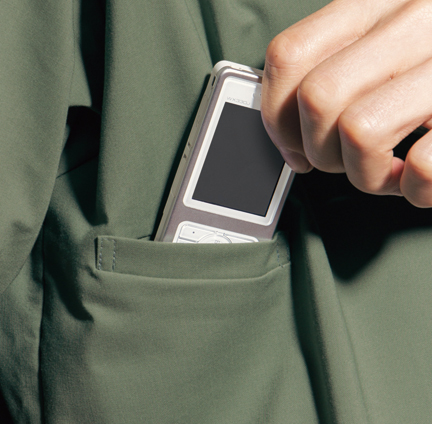 携帯電話の収納ポケット付
便利な携帯電話ポケット 持ち運ぶ機会の多い携帯電話の収納ポケット付き。