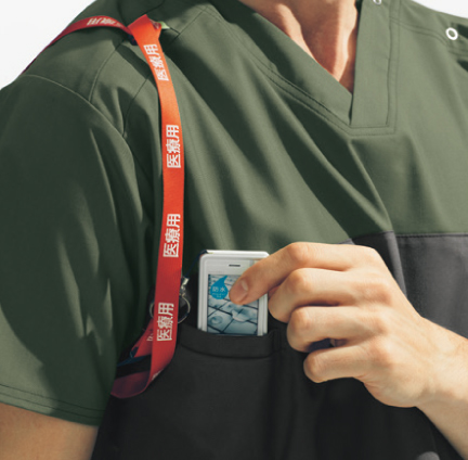 携帯電話の収納ポケット付
携帯電話ポケットと肩ループ 持ち運ぶ機会が多い携帯電話の収納ポケット付き。
右肩に携帯電話のストラップを結びつけられるループ付きなので、首にストラップをかけずに携帯電話を持ち運びできます。