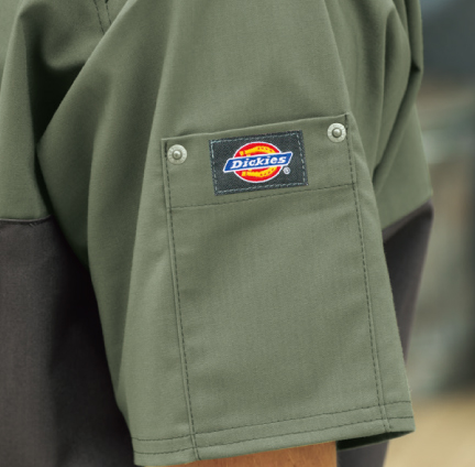 リベットポケット付き
左腕にディッキーズロゴ入りリベットポケット付き。