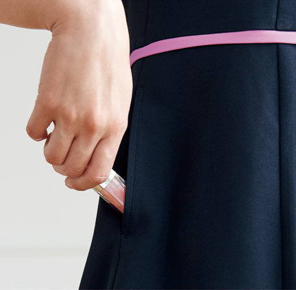 両腰ポケット
リップやハンカチなど、小物収納に便利な両腰ポケットがついてます。