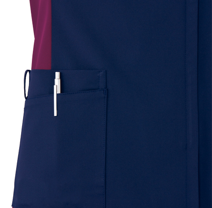 スッキリしたデザインで、
収納力抜群
両腰ポケットは、収納力抜群で整理しやすい二重仕様。
右腰ポケットは埃がたまらない2つのペン差し付。
表から縫い目が見えない特殊な仕様。