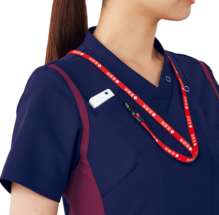 携帯・PHSが落ちにくい
ポケット
右胸上部に、かがんでも落ちにくい携帯・PHS用ポケット付。