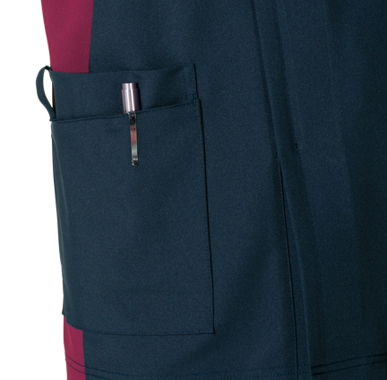 縫い目が表から見えない
特殊仕様と二重仕様の収納力
両腰ポケットは、収納力抜群で整理しやすい二重仕様。
右腰ポケットは埃がたまらない2つのペン差し付。
表から縫い目が見えない特殊な仕様。