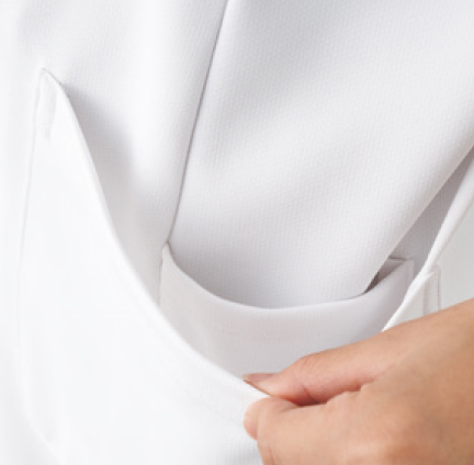 左腰のポケット
底が無く、細いポケット内に埃が溜まらない、衛生的なスルーポケットを左腰の内ポケットに。