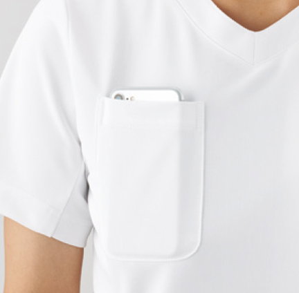 スマートフォン対応の
右ポケット
右胸に携帯・スマートフォン対応のポケット付。