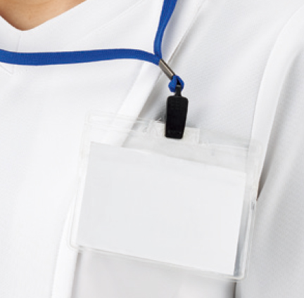 工夫された左ポケット
胸に名札ループをつけることで、ポケット口の伸びを防止。
名札だけでなく、手元を照らすクリップライトの取り付け場所としても最適。