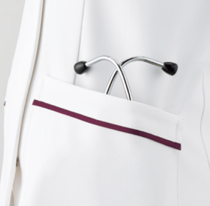 出し入れしやすい腰ポケット
従来より大きめに作られた腰ポケットは、聴診器なども出し入れしやすくなりました。