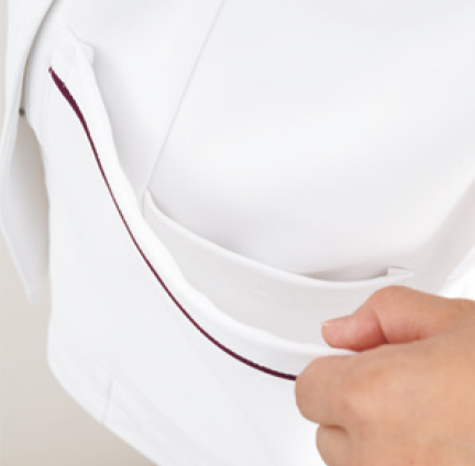 左腰のポケット
底が無く、細いポケット内に埃が溜まらない、衛生的なスルーポケットを左腰の内ポケットに。