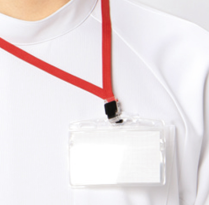 工夫された左ポケット
左胸に名札ループをつけることで、ポケット口の伸びを防止。
名札だけでなく、手元を照らすクリップライトの取り付け場所としても最適。