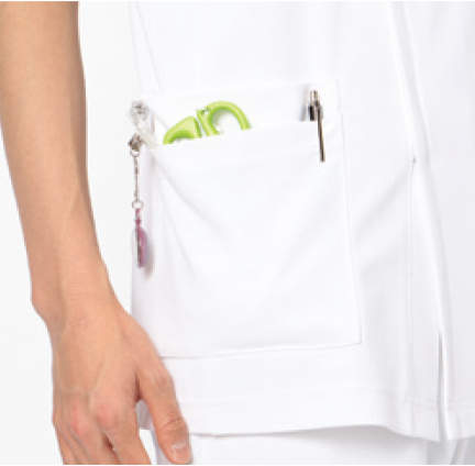 ループ付きの右腰ポケット
右腰に、時計等の頻繁に使うものの取り付けに適したループ付。