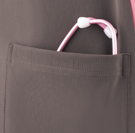 大きめに作られた腰ポケット
従来より大きめに作られた腰ポケットは、聴診器なども出し入れしやすくなりました。