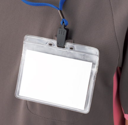 工夫された左ポケット
左胸に名札ループをつけることで、ポケット口の伸びを防止。
名札だけでなく、手元を照らすクリップライトの取り付け場所としても最適。