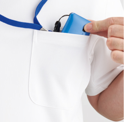 スマートフォン対応の
左ポケット
左胸に携帯・スマートフォン対応。ポケット付。