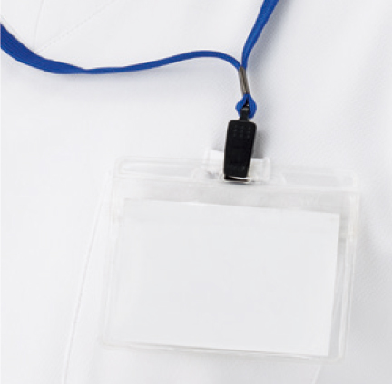 工夫された左ポケット
左胸に名札ループをつけることで、ポケット口の伸びを防止。
名札だけでなく、手元を照らすクリップライトの取り付け場所としても最適。