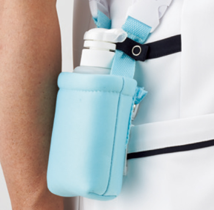 ループ付きのポケット
右腰上部の箱ポケット口付属ループは、頻繁に使うものの取り付けや、消毒液ポーチを留めることにも適しています。