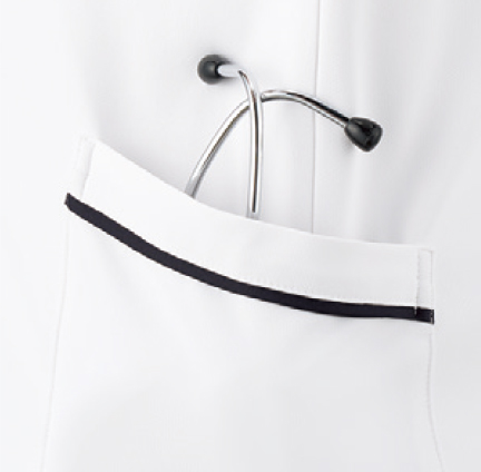 大きめに作られた腰ポケット
従来より大きめに作られた腰ポケットは、聴診器なども出し入れしやすくなりました。