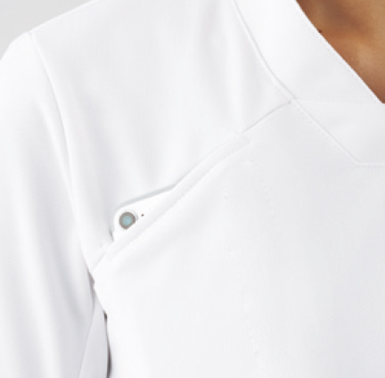 スマートフォン対応の
右ポケット
右胸に携帯・スマートフォン対応。ポケット付。 スマートフォン対応の
右ポケット
右胸に携帯・スマートフォン対応。ポケット付。