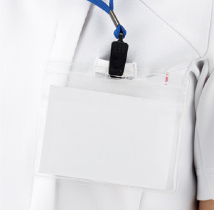 工夫された左ポケット
左胸に名札ループをつけることで、ポケット口の伸びを防止。名札だけでなく、手元を照らすクリップライトの取り付け場所としても最適。 工夫された左ポケット
左胸に名札ループをつけることで、ポケット口の伸びを防止。名札だけでなく、手元を照らすクリップライトの取り付け場所としても最適。