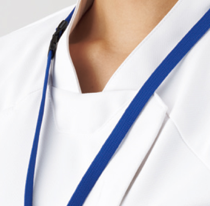 快適な衿元
衿元は、かがんだ時に胸元が気にならない仕様。また、衿腰が高めでストラップが直接首元に当たりにくくなっています。 快適な衿元
衿元は、かがんだ時に胸元が気にならない仕様。また、衿腰が高めでストラップが直接首元に当たりにくくなっています。