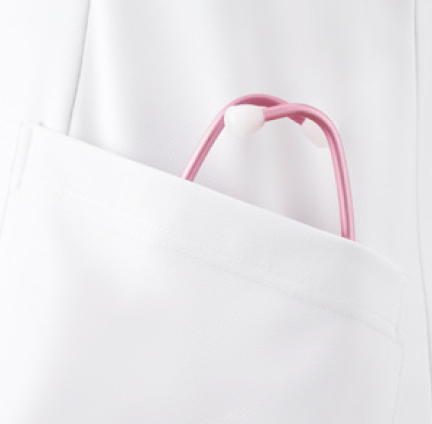 大きめに作られた腰ポケット
従来より大きめに作られた腰ポケットは、聴診器なども出し入れしやすくなりました。 大きめに作られた腰ポケット
従来より大きめに作られた腰ポケットは、聴診器なども出し入れしやすくなりました。