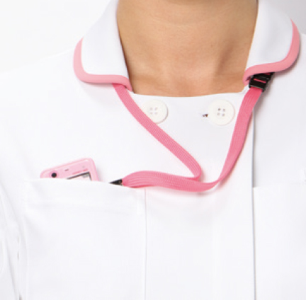 スマートフォン対応の
右ポケット
右胸に携帯・スマートフォン対応。ポケット付。