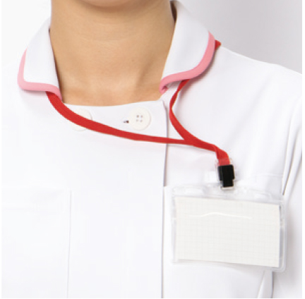 工夫された左ポケット
左胸に名札ループをつけることで、ポケット口の伸びを防止。
名札だけでなく、手元を照らすクリップライトの取り付け場所としても最適。