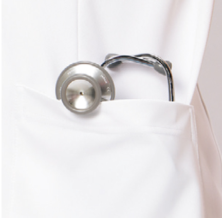 大きめに作られた腰ポケット
従来より大きめに作られた腰ポケットは、聴診器なども出し入れしやすくなりました。