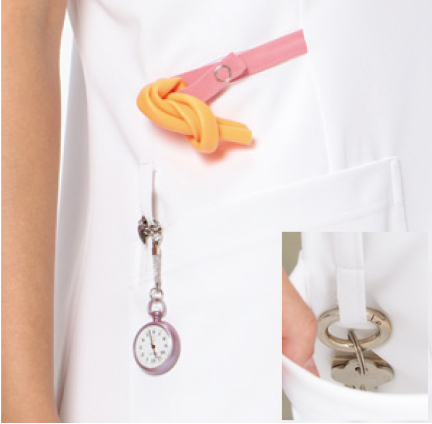 ダブルループ付きのポケット
時計等の頻繁に使うものの取り付けや、ポケット内の鍵等の落下防止に適した、右腰のダブルループ。