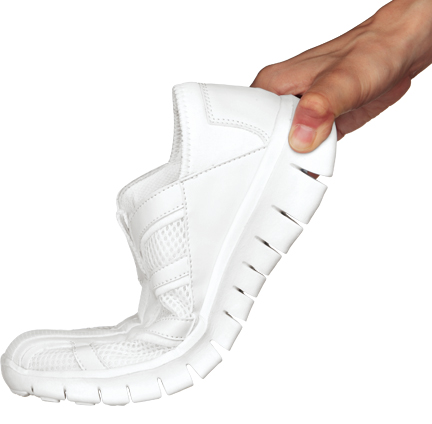 マルチソール採用
しゃがんだり走ったり、あらゆる動作に対応するマルチソールを採用。